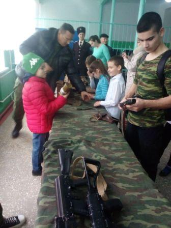 Выставку оружия и фланкировку показали тбилисским школьникам